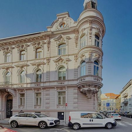 Beautiful Condo At The Old Town Bratislava Exterior foto